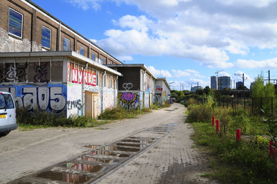 900370 Gezicht op de voormalige HTMU-loods op het werkplaatsterrein van de N.S. aan de 2e Daalsedijk te Utrecht, hier ...